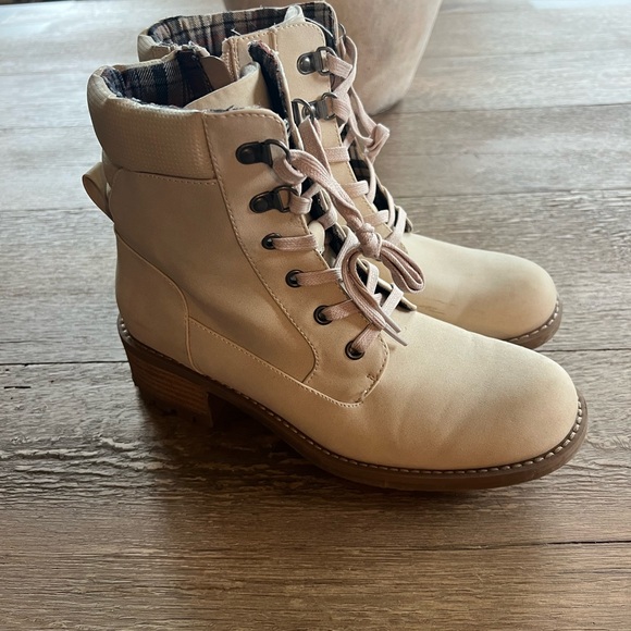 Crown Vintage Marley Boot Women’s Lace-Up Tan Utility Boots with Padded Ankle - Picture 2 of 9